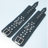 Чёрные кожаные оковы с клепками - БДСМ Арсенал - купить с доставкой в Благовещенске