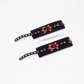 Черные кожаные наручники с красным декором и строчкой - Crazy Handmade - купить с доставкой в Благовещенске