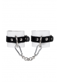 Бело-черные кожаные наручники с одним ремешком с люверсами - Pecado - купить с доставкой в Благовещенске