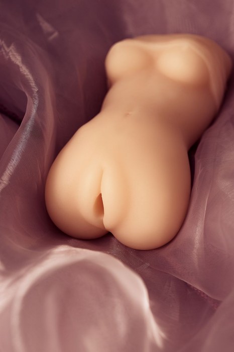 Телесный мастурбатор в виде женской фигурки - Toyfa Basic - в Благовещенске купить с доставкой