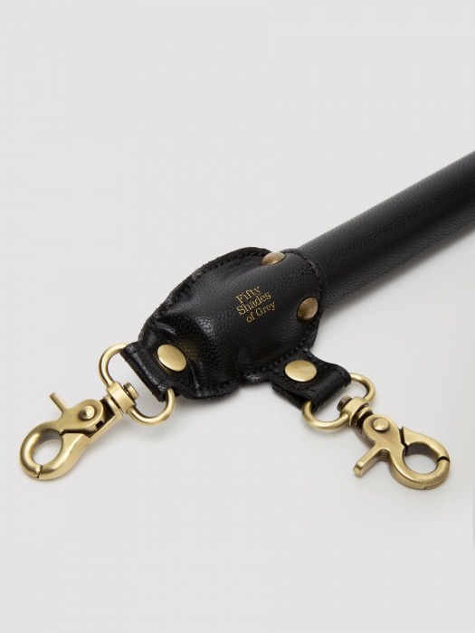 Черная распорка для ног Bound to You Faux Leather Spreader Bar - 50,8 см. - Fifty Shades of Grey - купить с доставкой в Благовещенске