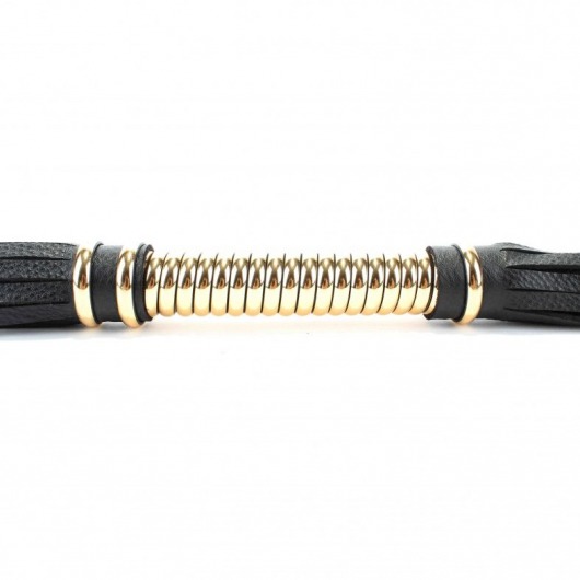 Чёрная плетка  из натуральной кожи с золотистой отделкой рукояти - БДСМ Арсенал - купить с доставкой в Благовещенске