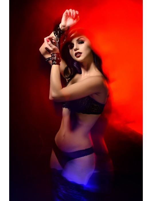 Черные кожаные однослойные наручники с люверсами - Pecado - купить с доставкой в Благовещенске