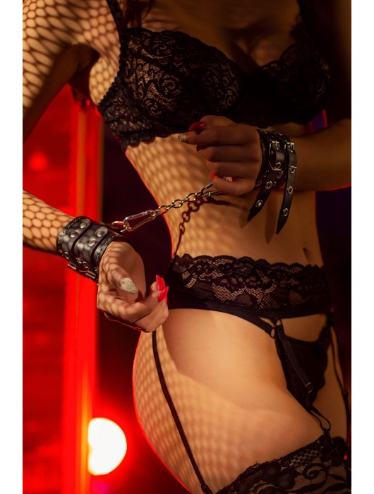 Черные кожаные наручники с двумя ремнями и красной подкладкой - Pecado - купить с доставкой в Благовещенске