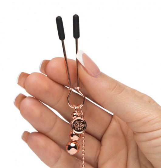 Золотистые зажимы для сосков и клитора All Sensation Nipple and Clitoral Chain - Fifty Shades of Grey - купить с доставкой в Благовещенске